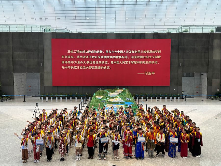 來自新疆、西藏、內(nèi)蒙古、重慶等地的三峽娃娃在三峽工程博物館合影留念。黃欣拍攝